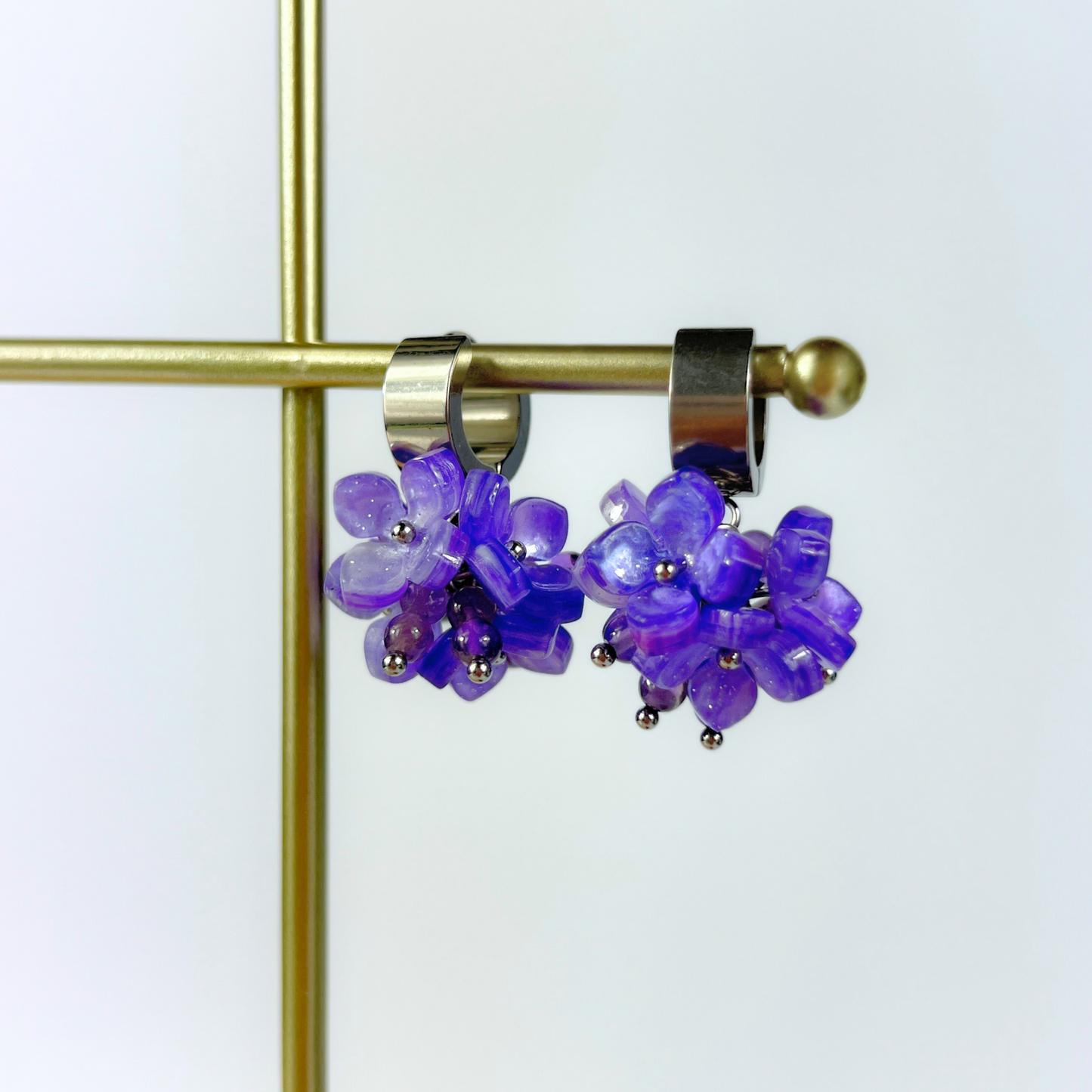 Boucles d'oreilles en fleurs d'hortensia, perles d'améthyste sur créoles épaisses