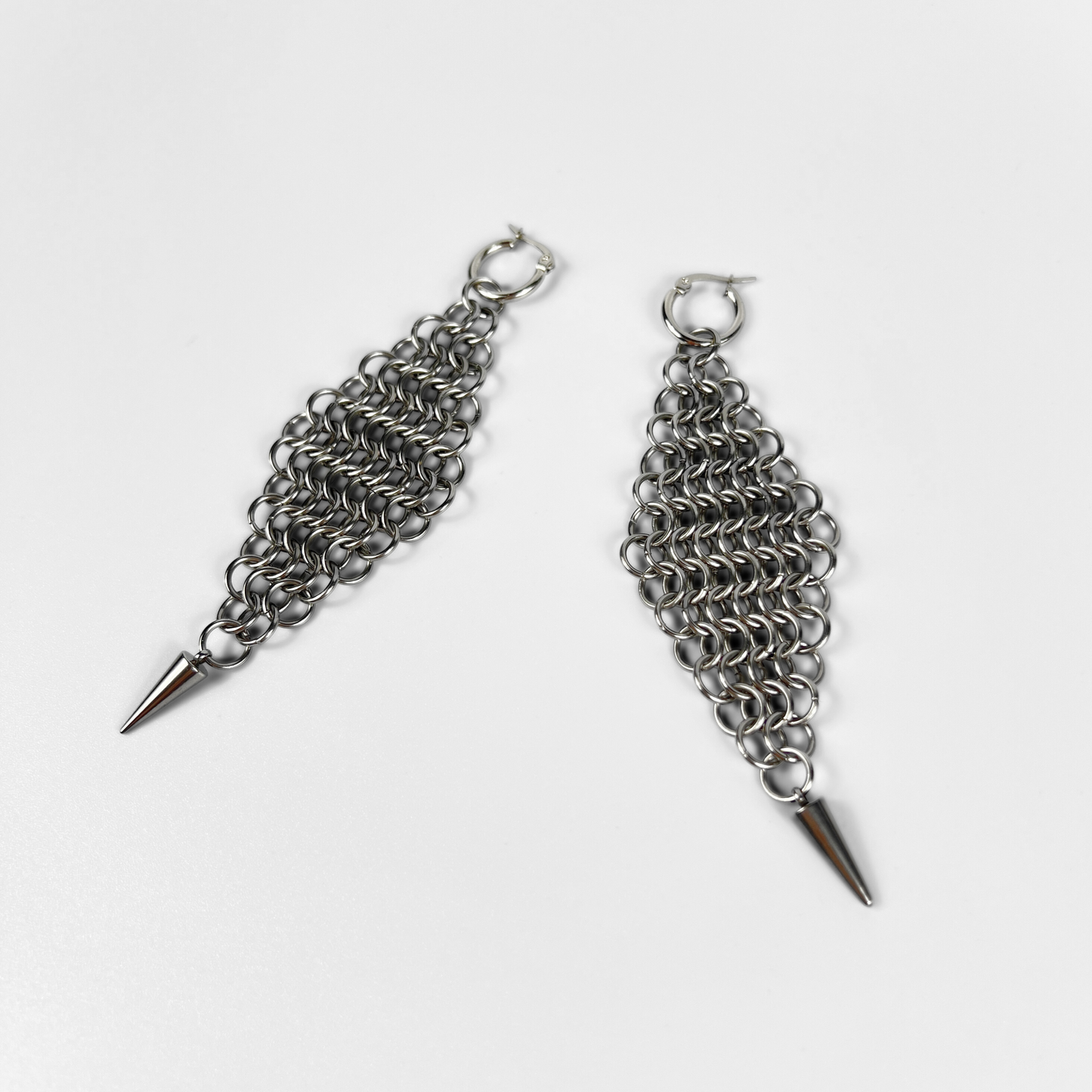 Boucles d'oreilles maxi en cotte de mailles en forme de diamant avec pointes