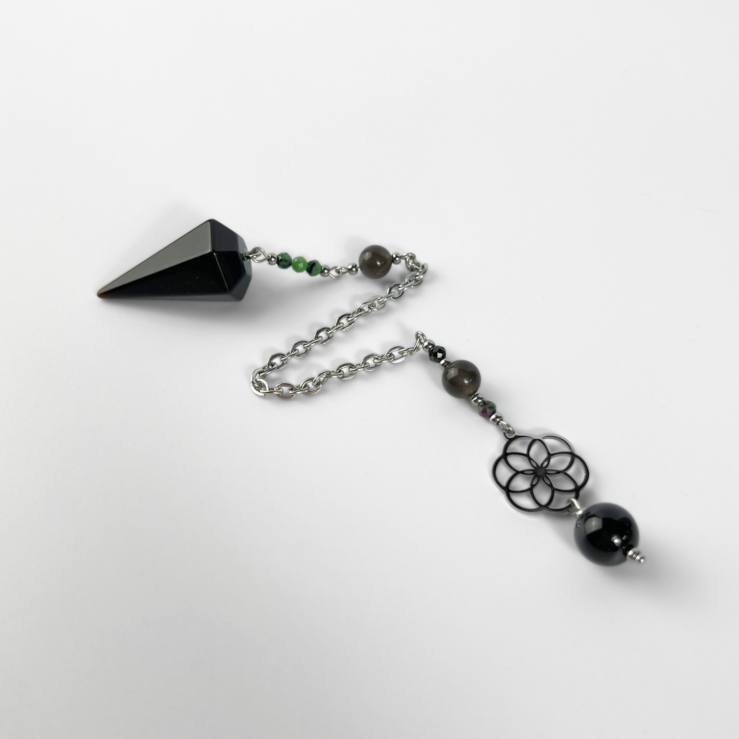 Pendule de radiesthésie en obsidienne, rubis zoïsite et onyx, avec breloque fleur de vie
