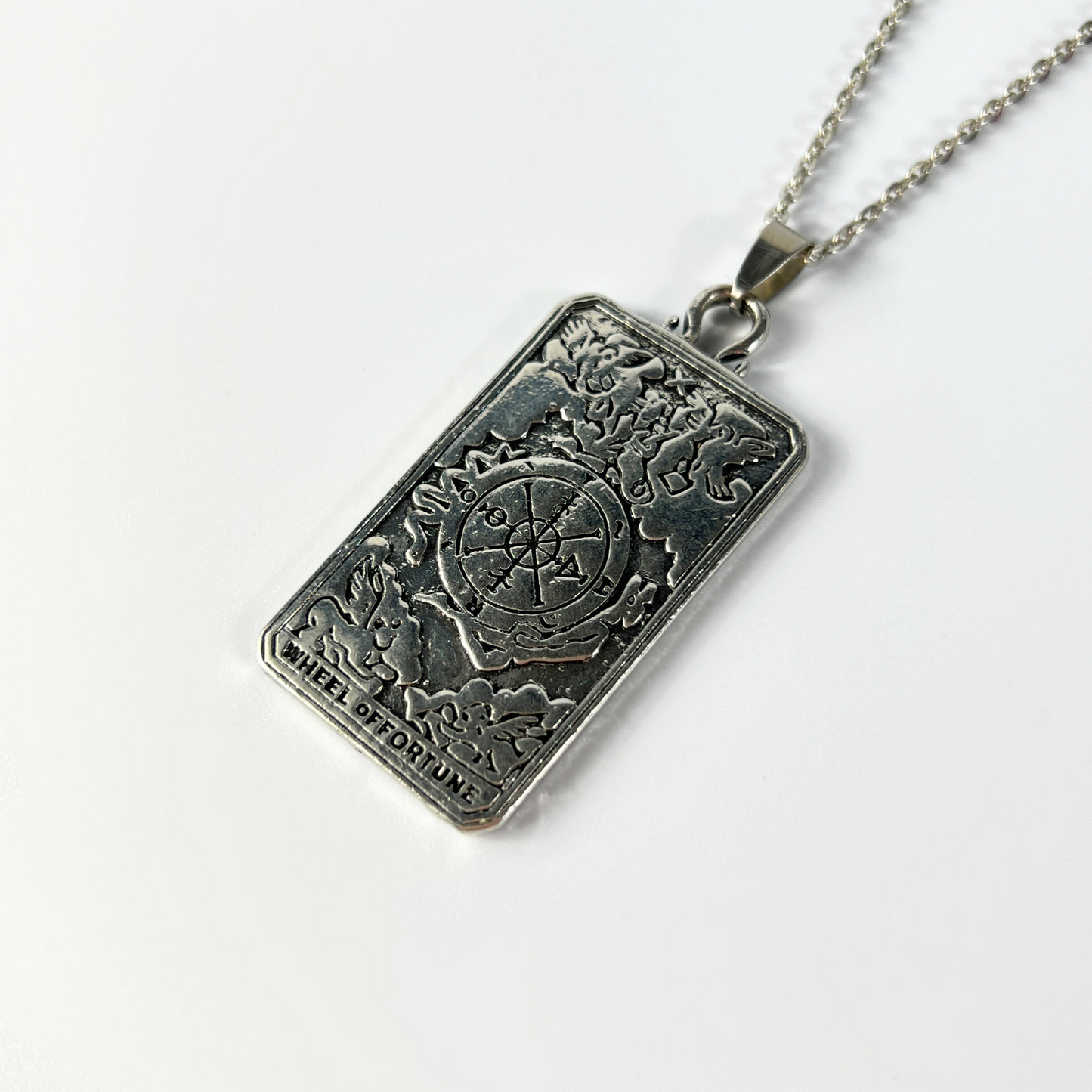 Collier arcanes de tarot de roue de fortune avec un pendentif réversible