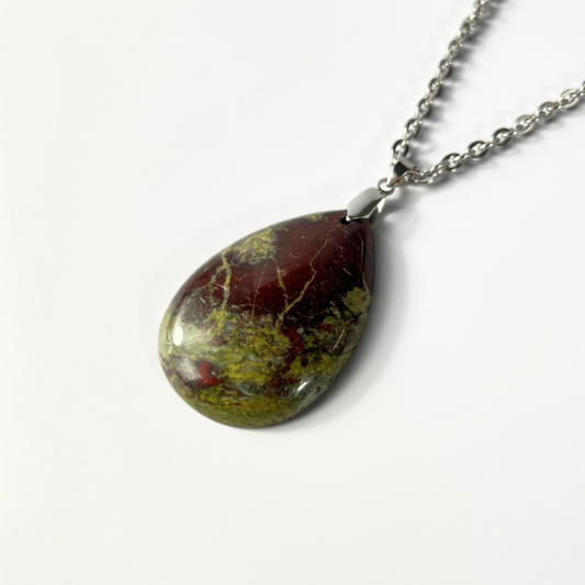 Collier pendentif en pierre de dragon