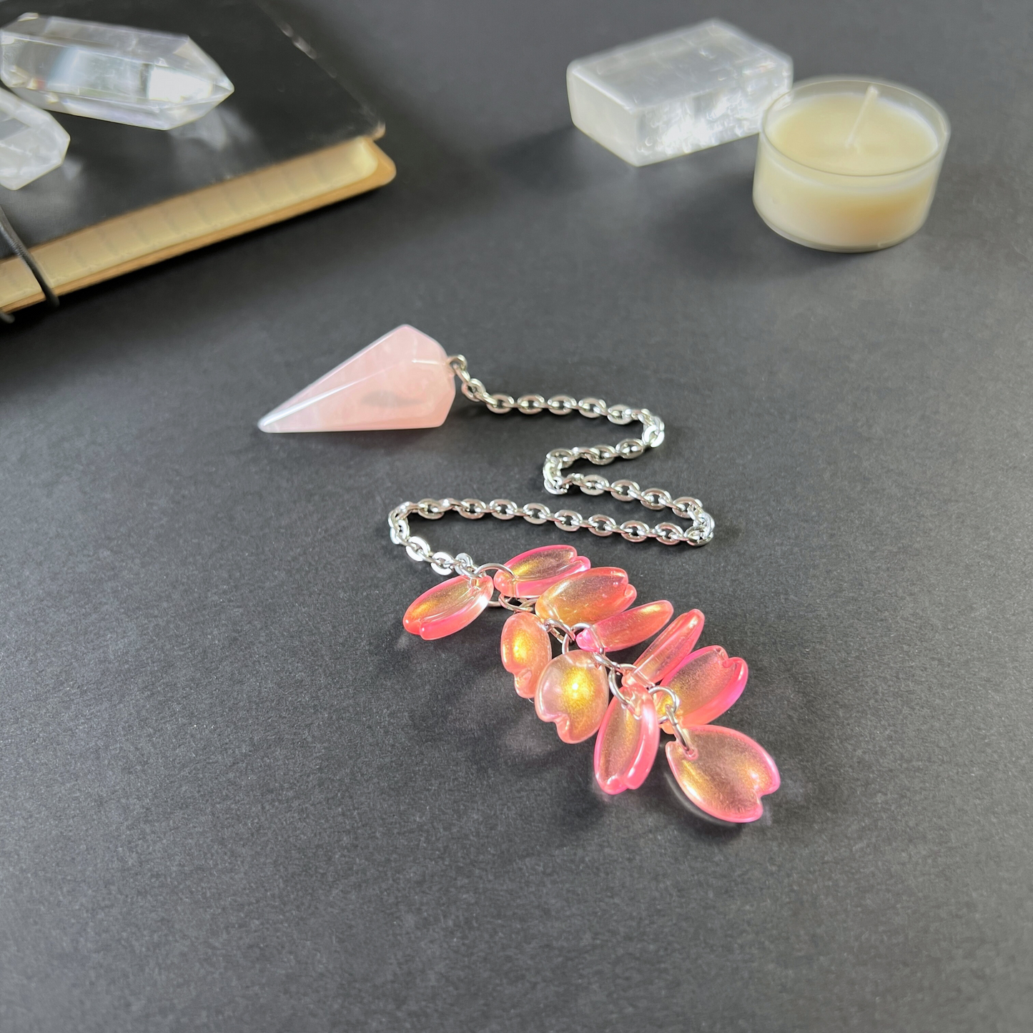 Pendule de radiesthésie en quartz rose et pétales de sakura