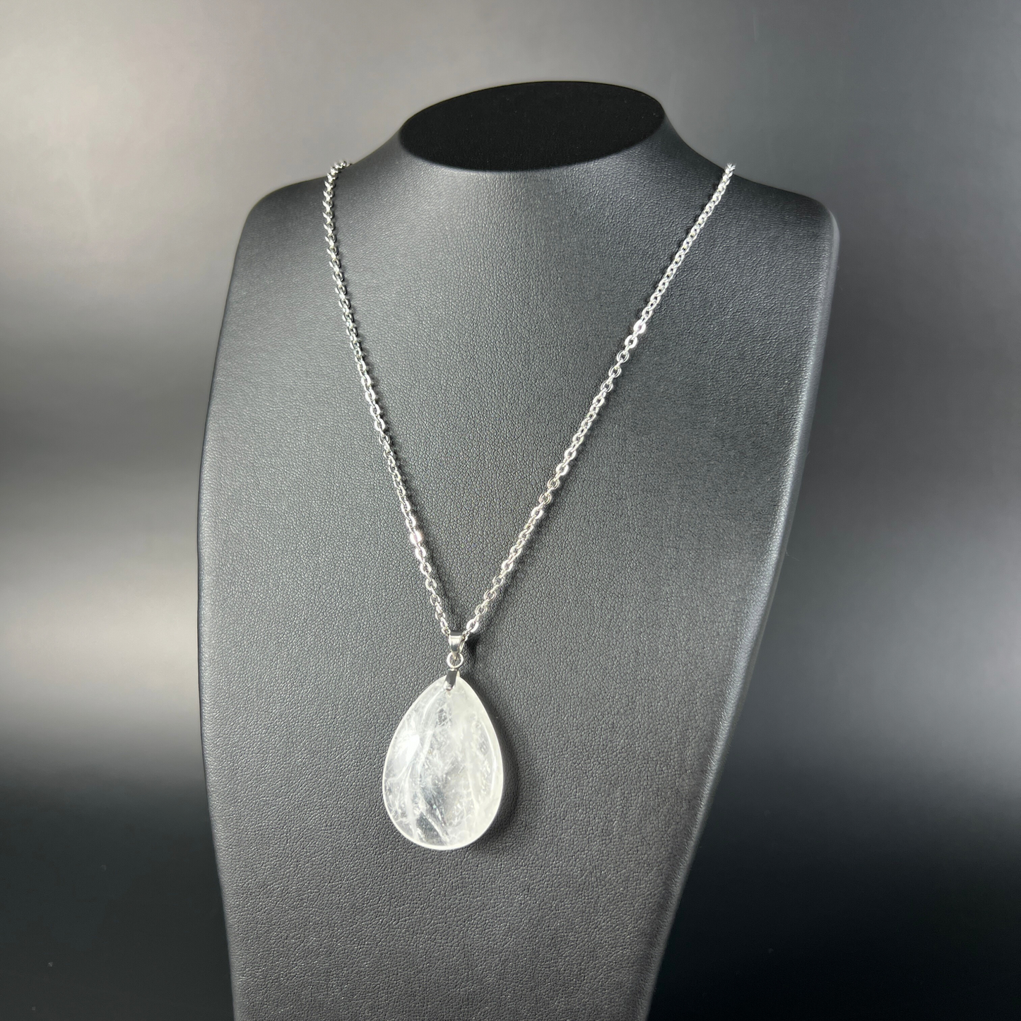 Collier pendentif en quartz clair