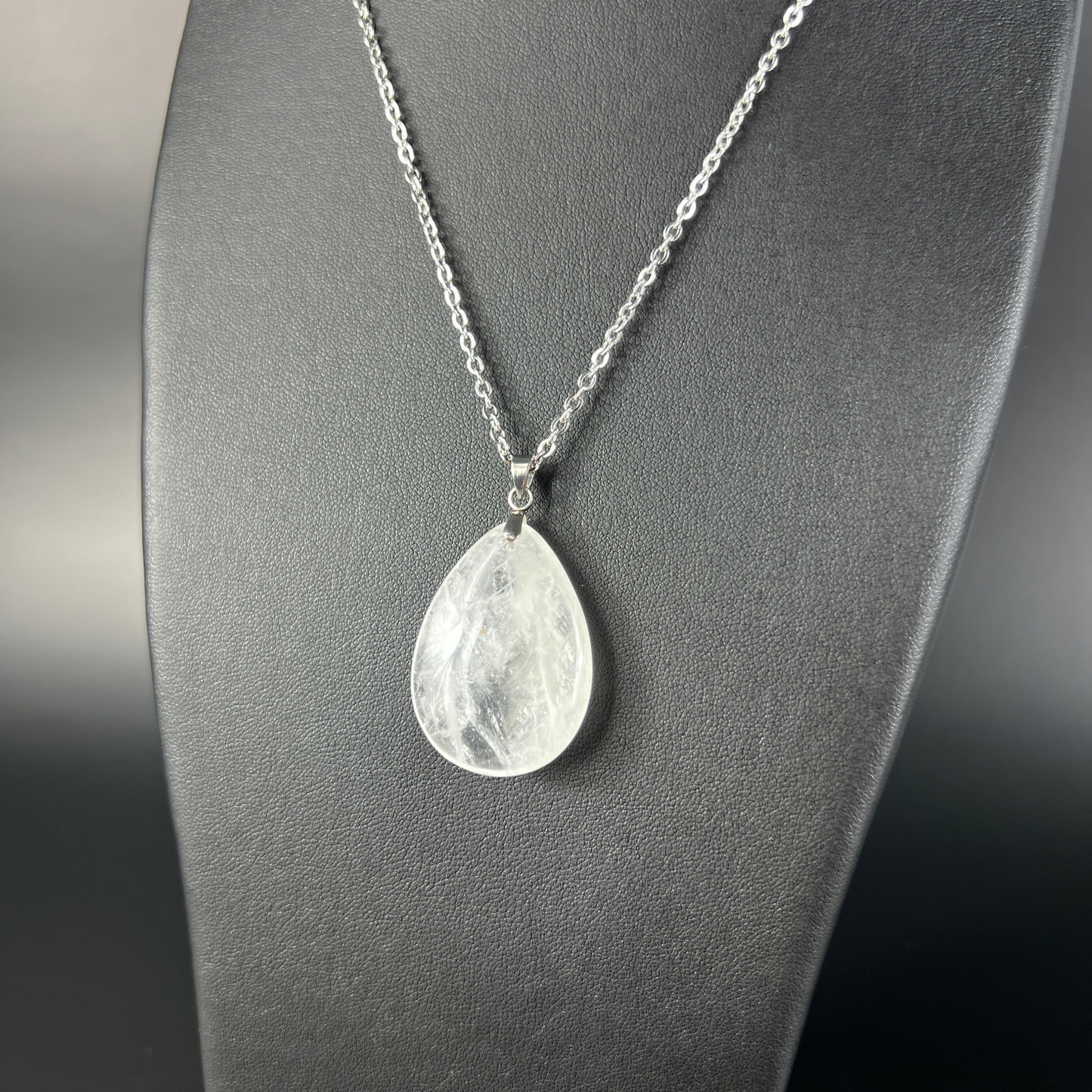 Collier pendentif en quartz clair