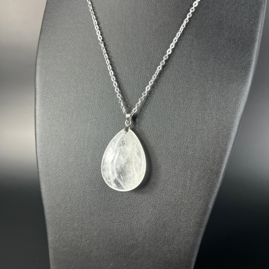 Collier pendentif en quartz clair