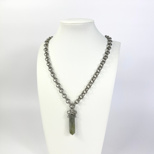 Collier long en cotte de mailles en pointe de labradorite, avec un croissant de lune