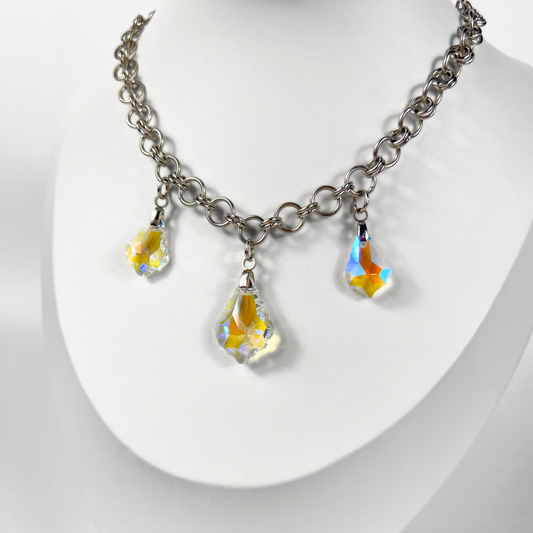 Collier en cristal scintillant, irisation jaune et bleue, chaîne en cotte de mailles