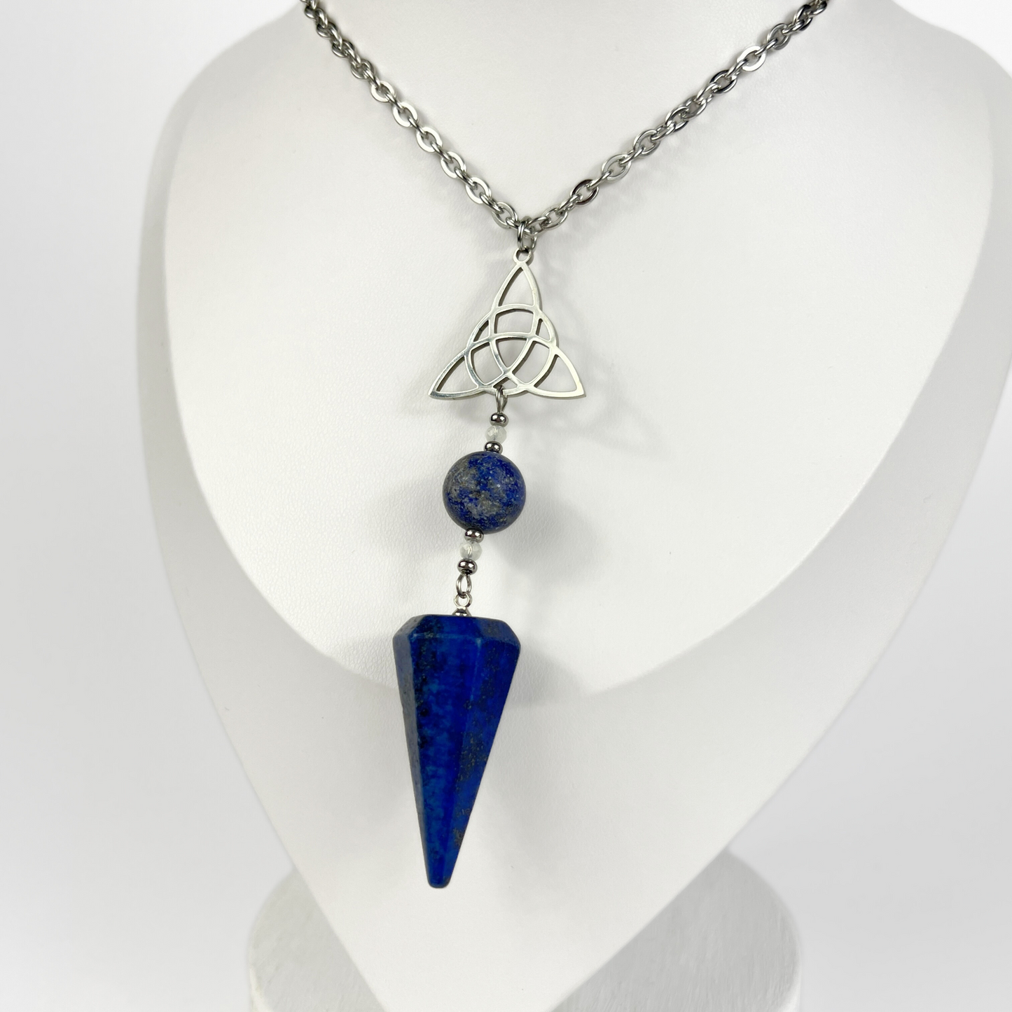 Collier pendule noeud celtique lapis lazuli, pierre de lune et triquetra