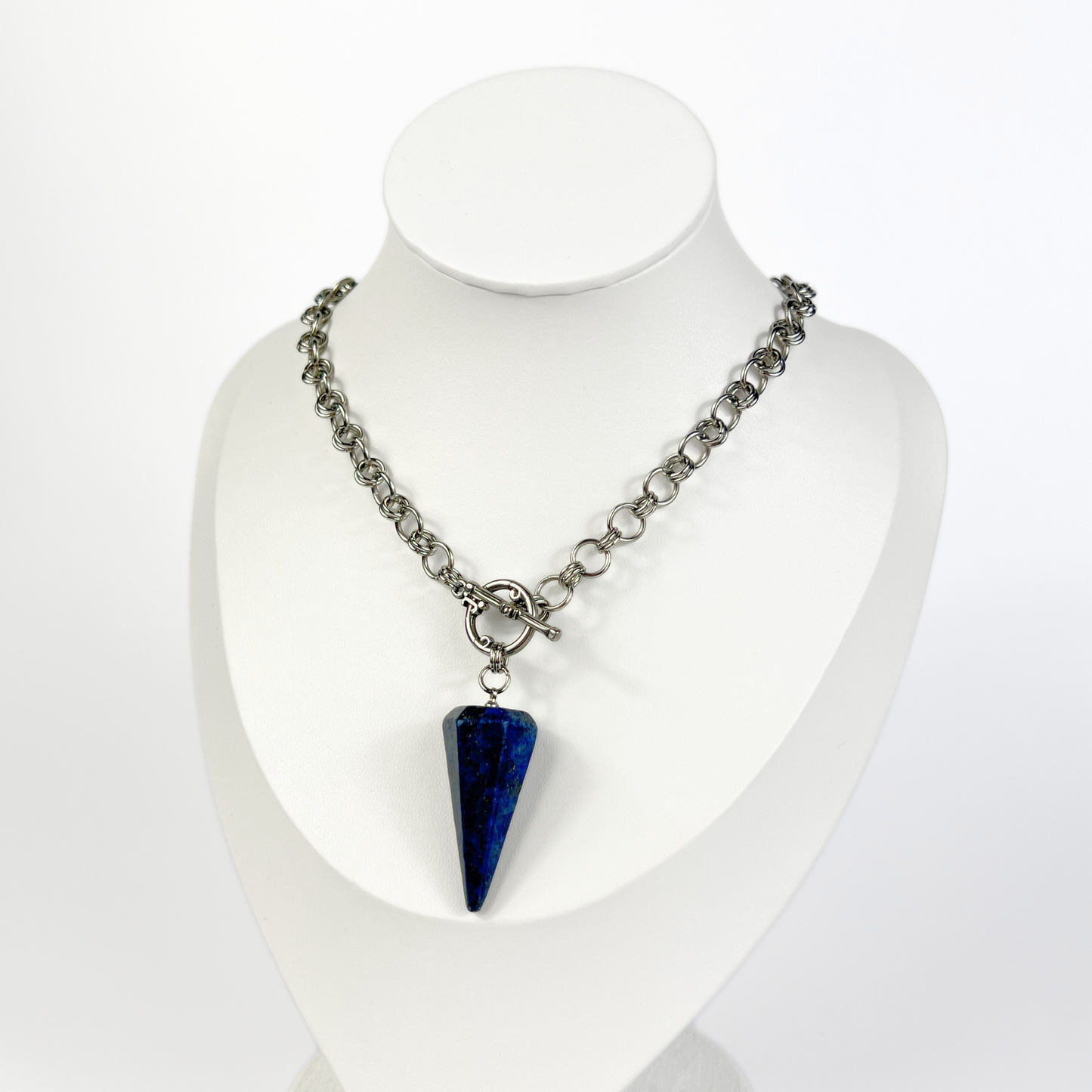 Collier pendule divinatoire en lapis-lazuli, cotte de mailles