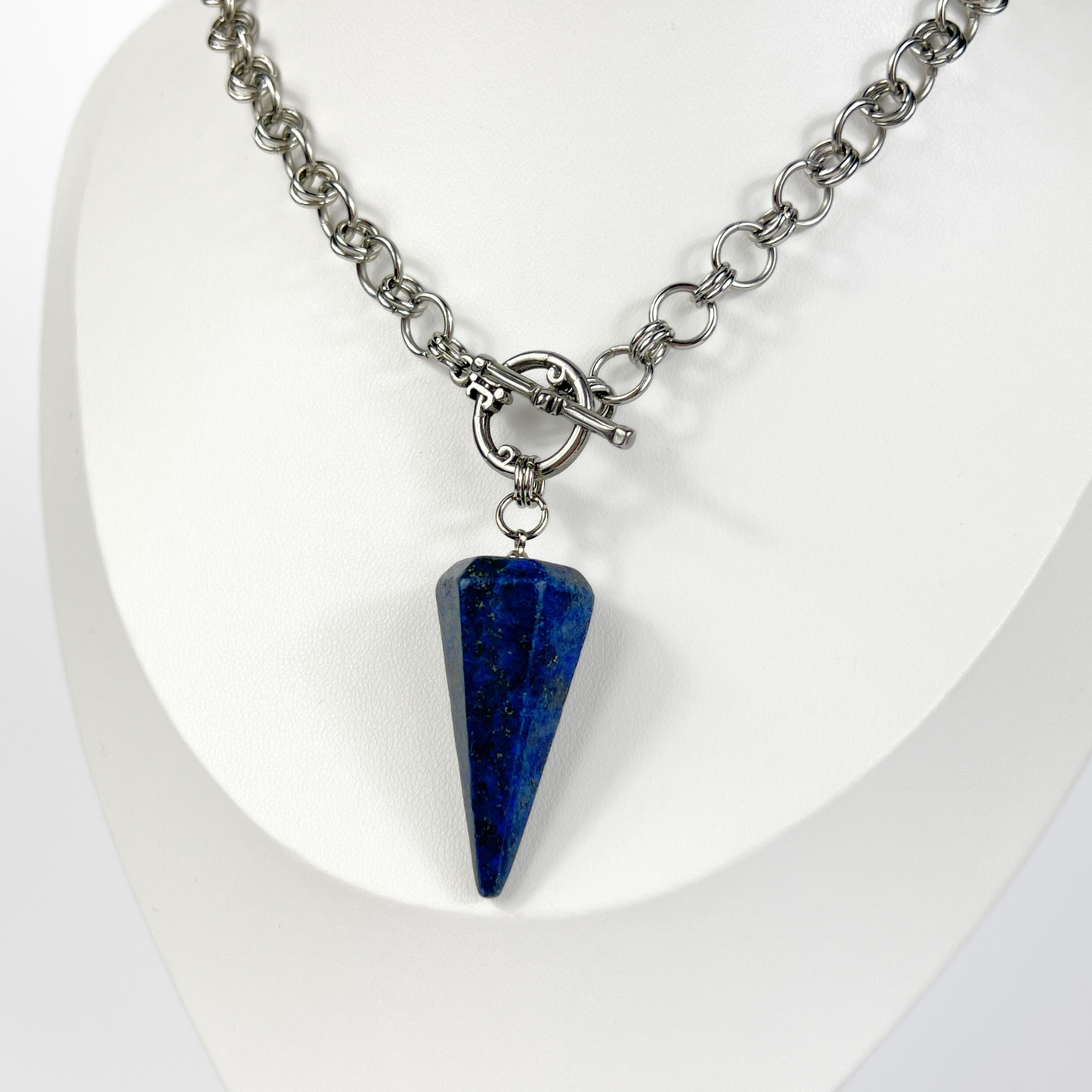 Collier pendule divinatoire en lapis-lazuli, cotte de mailles