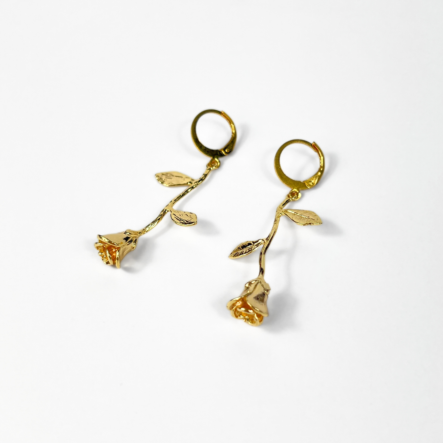 Boucles d'oreilles fantaisistes en forme de roses dorées de conte de fées