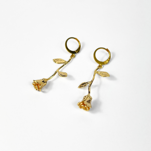 Boucles d'oreilles fantaisistes en forme de roses dorées de conte de fées