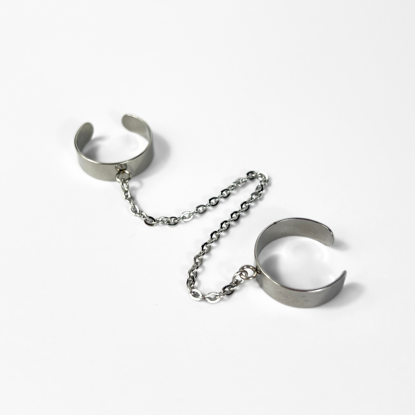Des pointes élégantes ou des anneaux de chaîne, des bijoux avant-gardistes en acier inoxydable poli