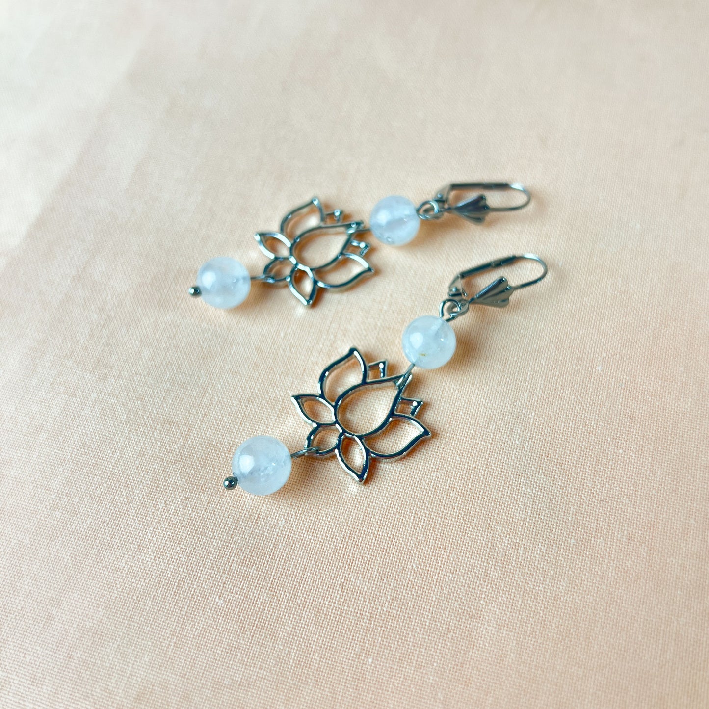 Boucles d'oreilles spirituelles en quartz clair et fleur de lotus