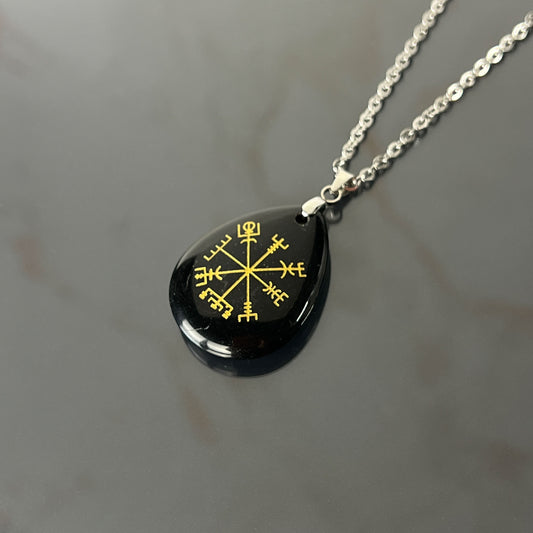 Collier amulette boussole viking Vegvisir, onyx et acier inoxydable