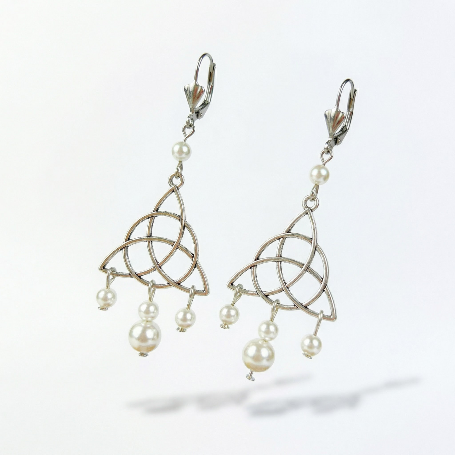 Boucles d'oreilles victoriennes édouardiennes en forme de triquetra et de perles en forme de larme