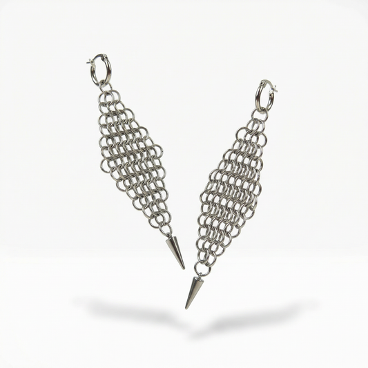 Boucles d'oreilles maxi en cotte de mailles en forme de diamant avec pointes