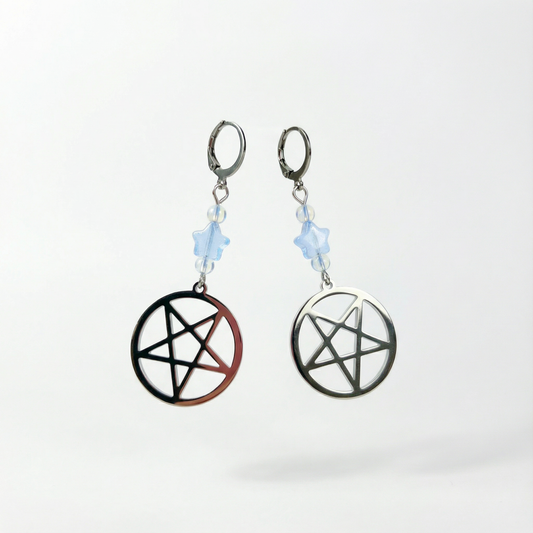 Boucles d'oreilles gothiques pastel pentacle inversé, avec étoiles bleues et opalite