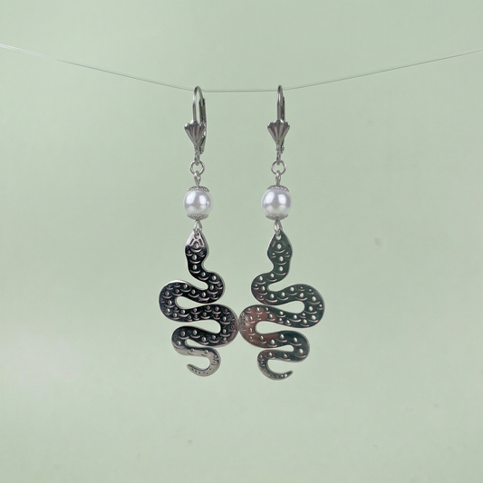 Snake and pearl royalcore earrings Baguette Magick
