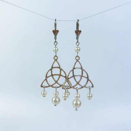 Boucles d'oreilles victoriennes édouardiennes en forme de triquetra et de perles en forme de larme