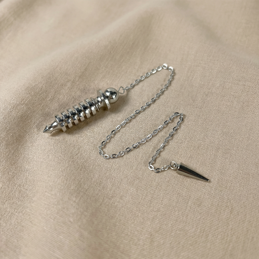 Pendule de radiesthésie égyptien en métal Isis avec chambre