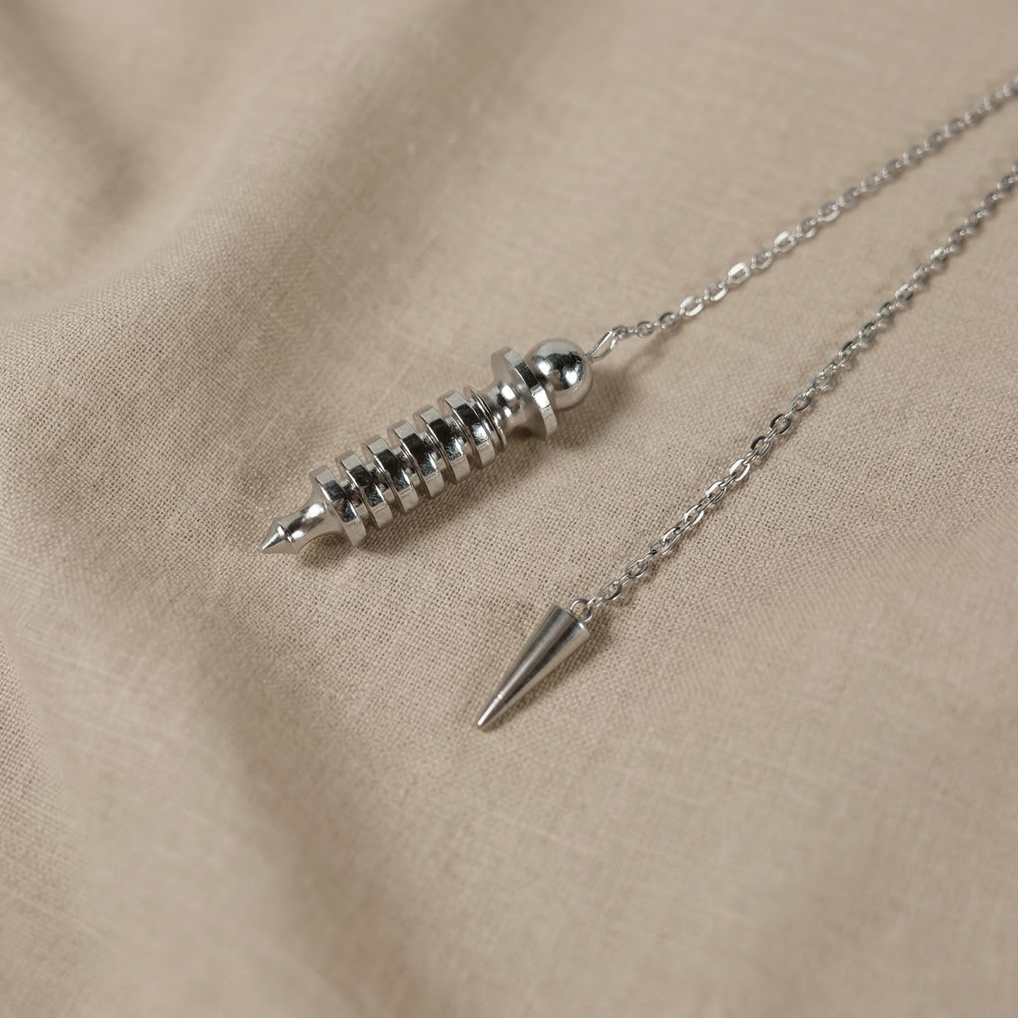 Pendule de radiesthésie égyptien en métal Isis avec chambre