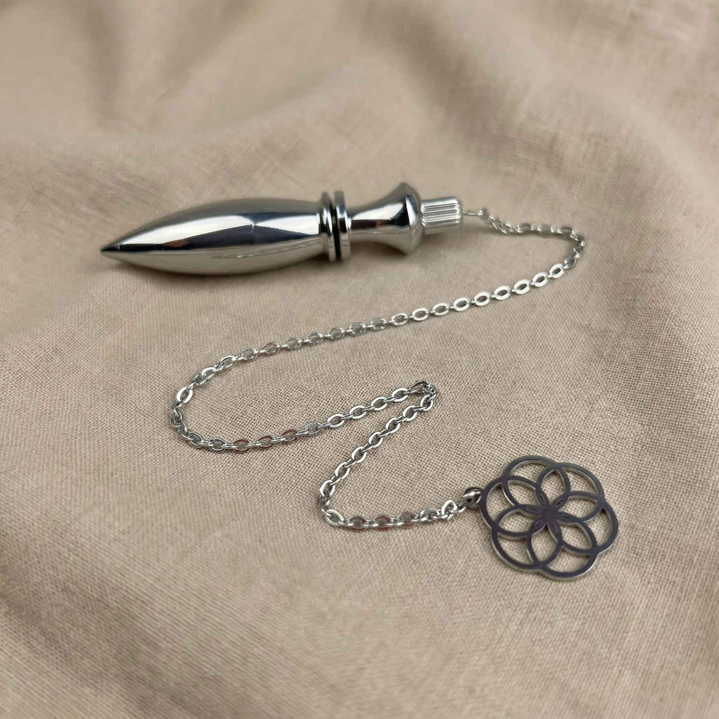 Pendule Thot en métal avec symbole fleur de vie