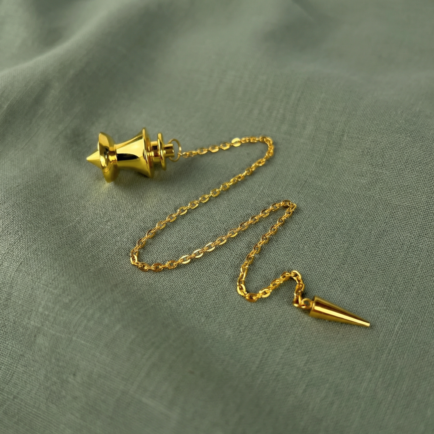 Pendule de radiesthésie à pointe dorée et dôme en métal avec breloque pointe