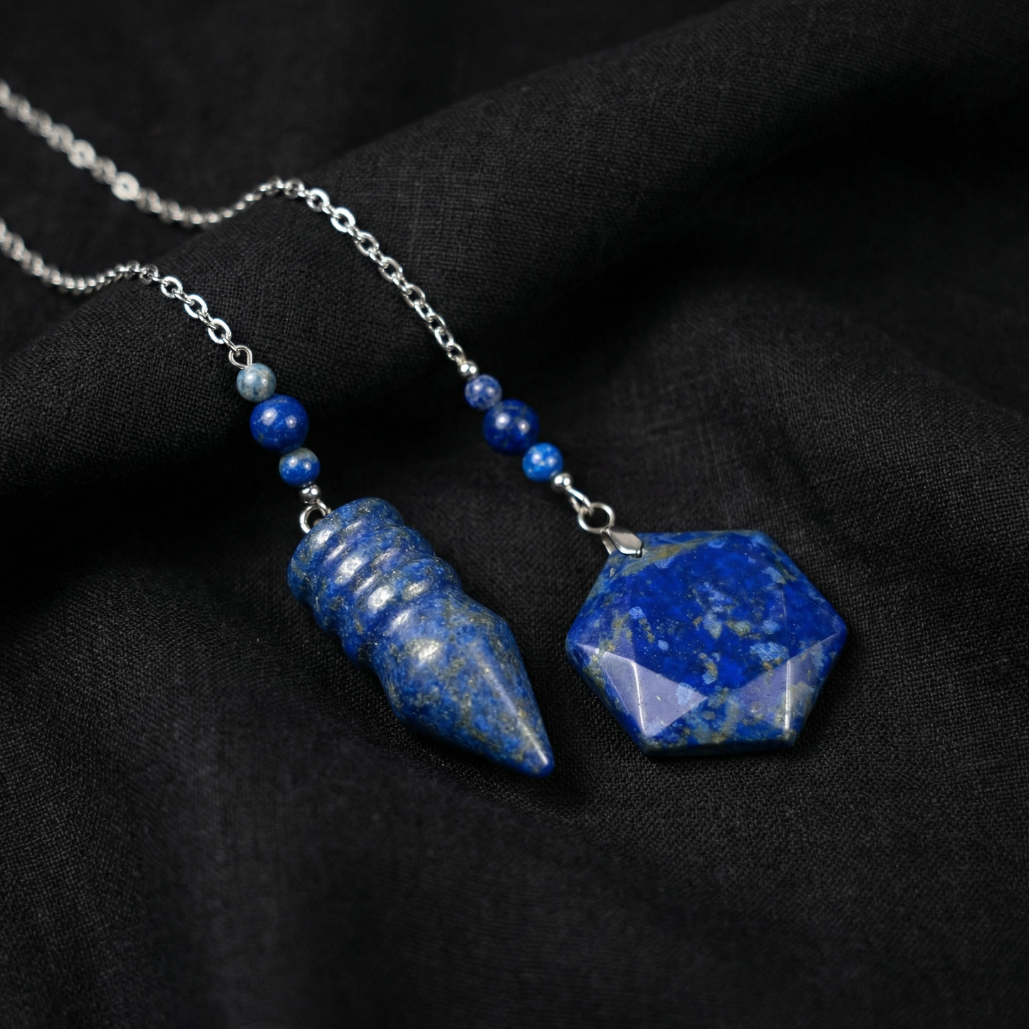 Pendule en lapis-lazuli en forme de balle, avec une gemme hexagonale
