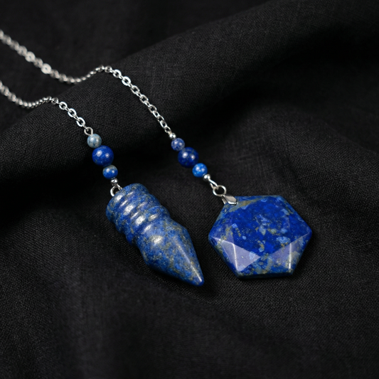 Pendule en lapis-lazuli en forme de balle, avec une gemme hexagonale