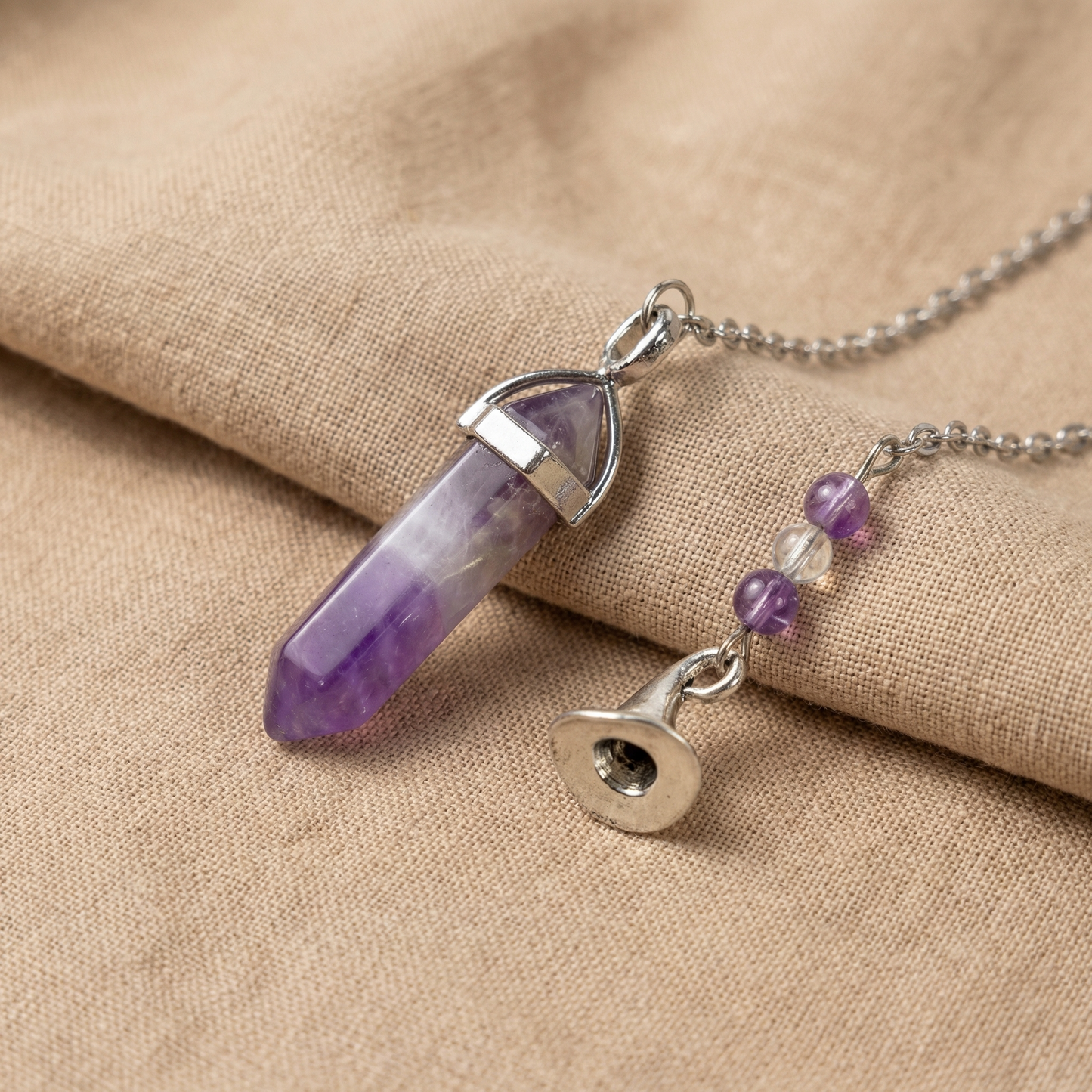 Pendule de divination en améthyste et chapeau pointu de sorcière