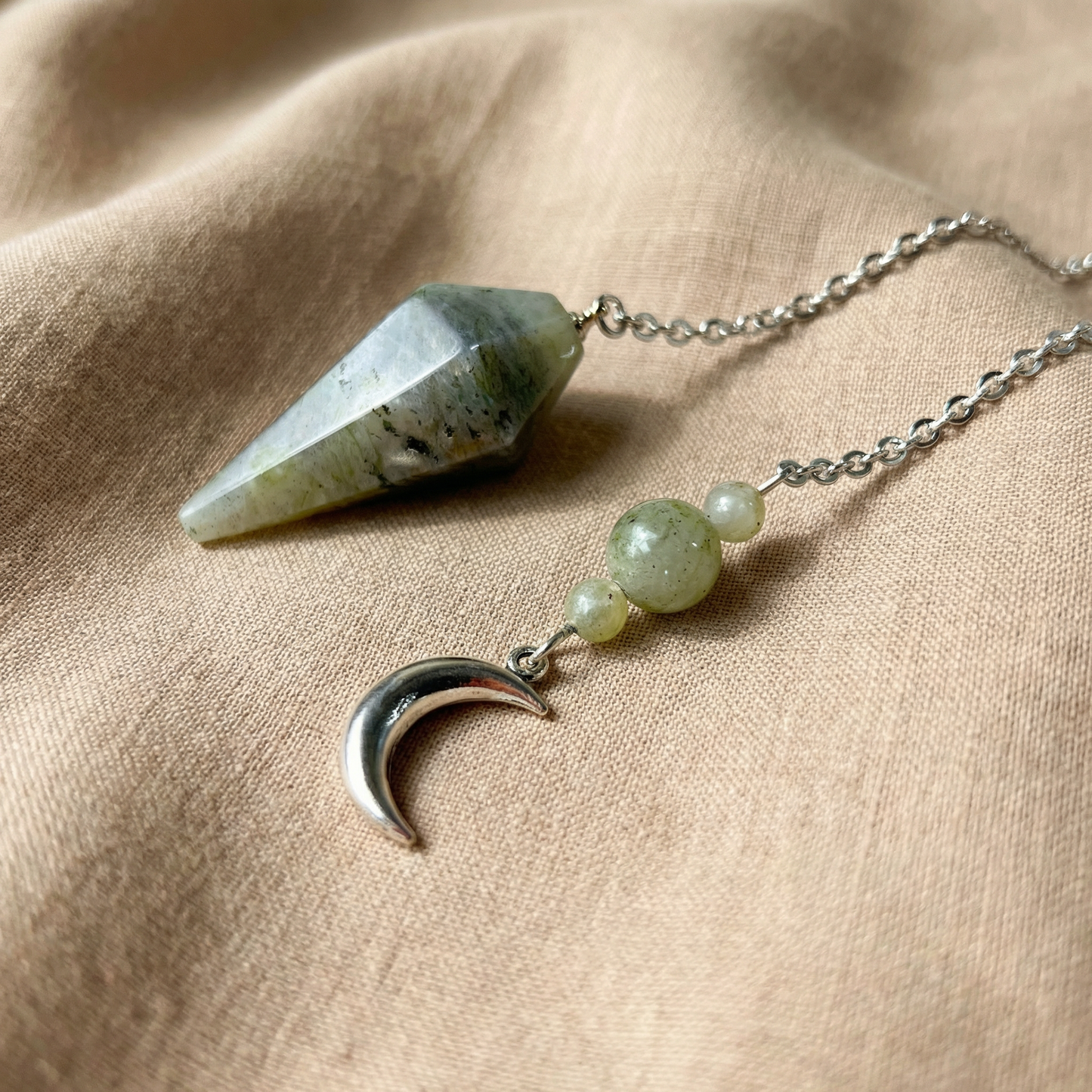 Pendule de divination en labradorite et croissant de lune
