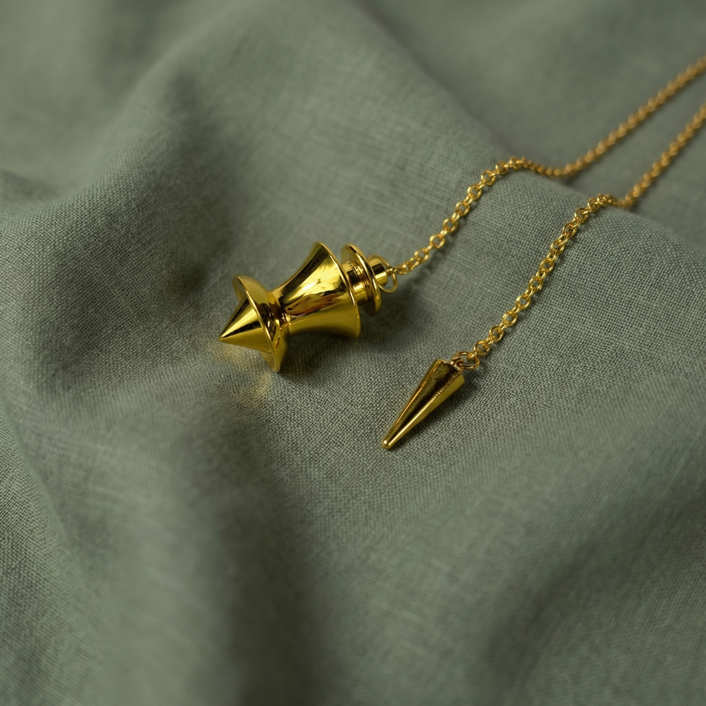 Pendule de radiesthésie à pointe dorée et dôme en métal avec breloque pointe