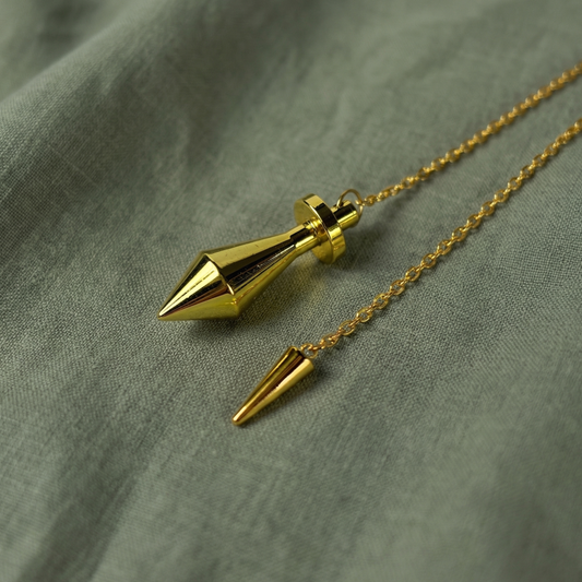 Pendule de radiesthésie en métal doré à longue pointe avec une breloque en pointe