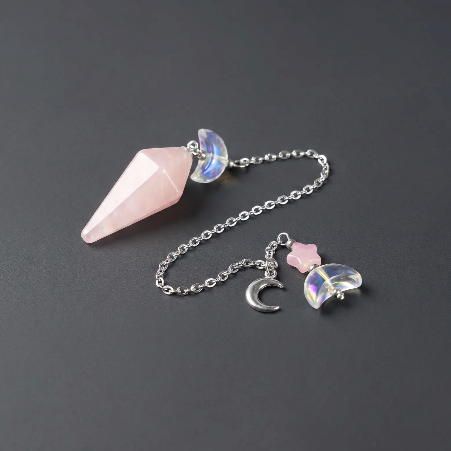 Pendule de radiesthésie en quartz rose céleste, avec breloques lune et étoile