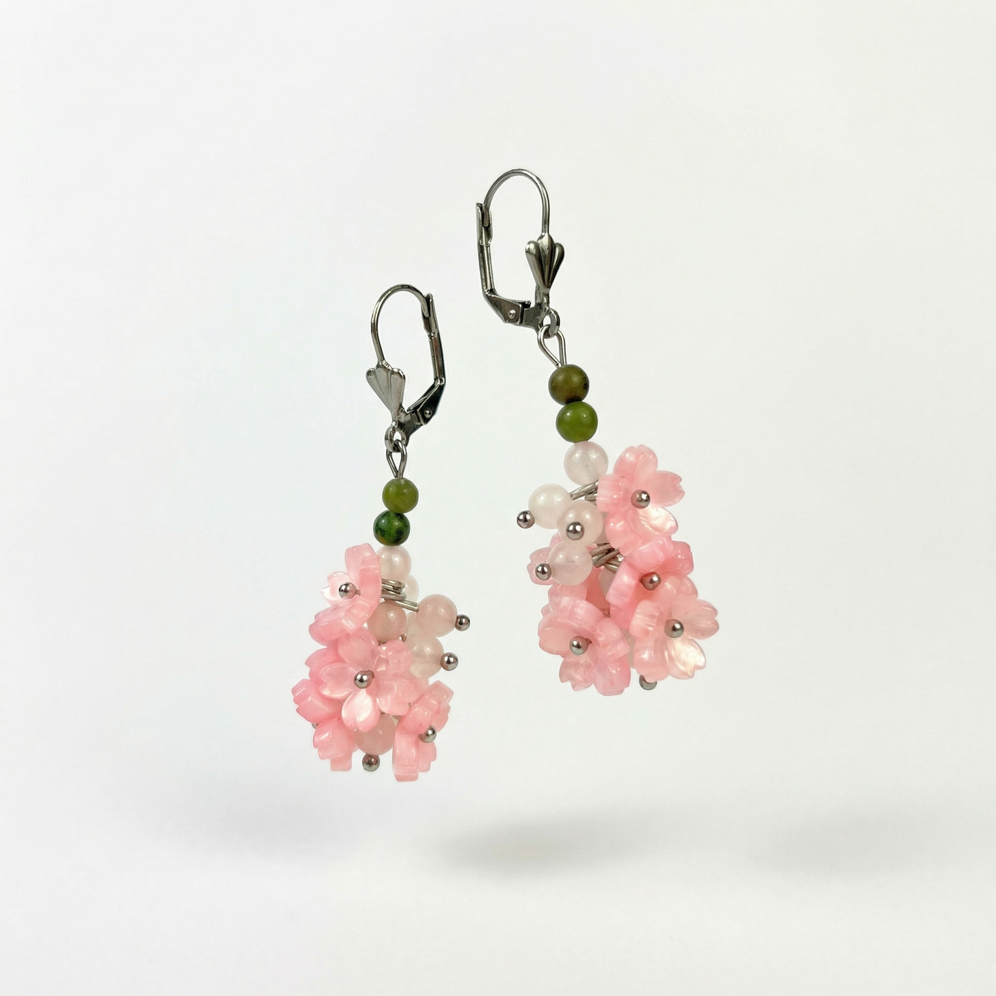 Boucles d'oreilles pendantes Fleur de Sakura : quartz rose, jade vert, dormeuses