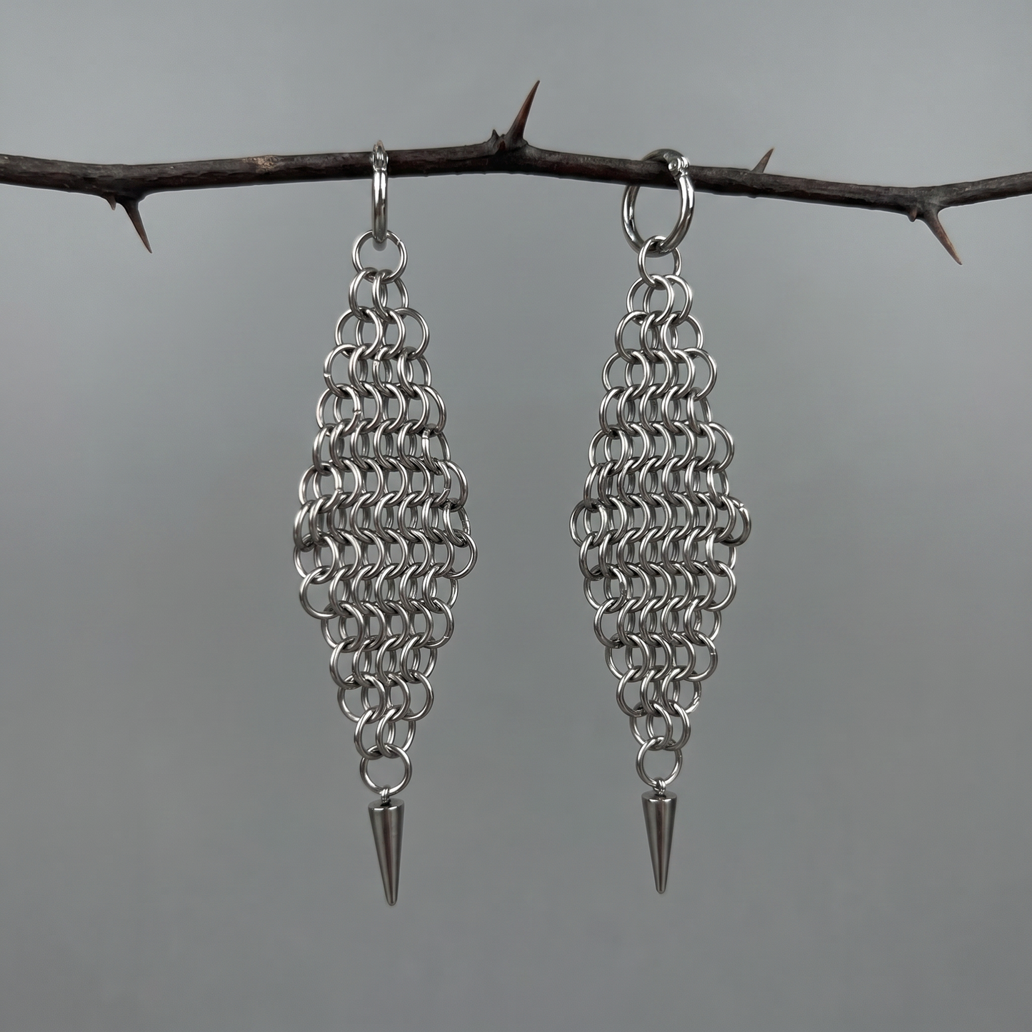 Maxi diamond shape chainmail earrings with spikes