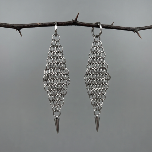 Maxi diamond shape chainmail earrings with spikes