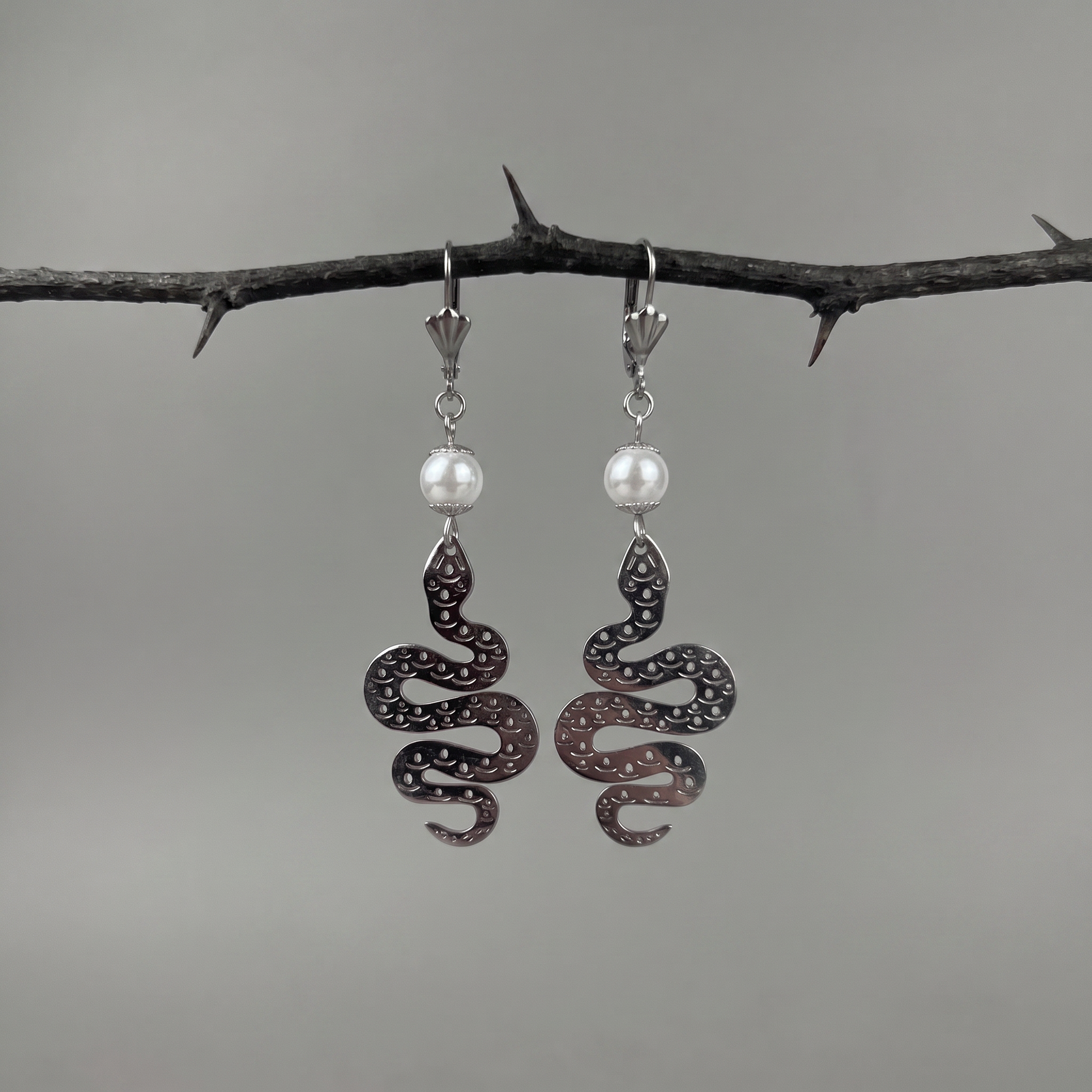 Snake and pearl royalcore earrings Baguette Magick