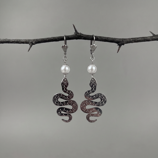 Snake and pearl royalcore earrings Baguette Magick