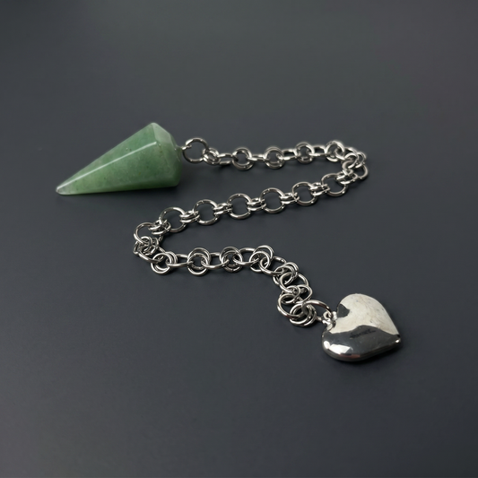 Pendule en cotte de mailles en forme de cœur gonflé et d'aventurine