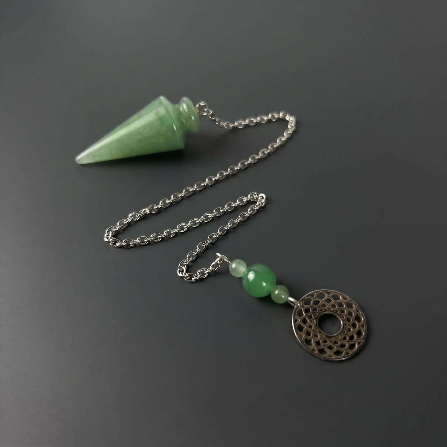 Pendule en aventurine avec une breloque géométrique