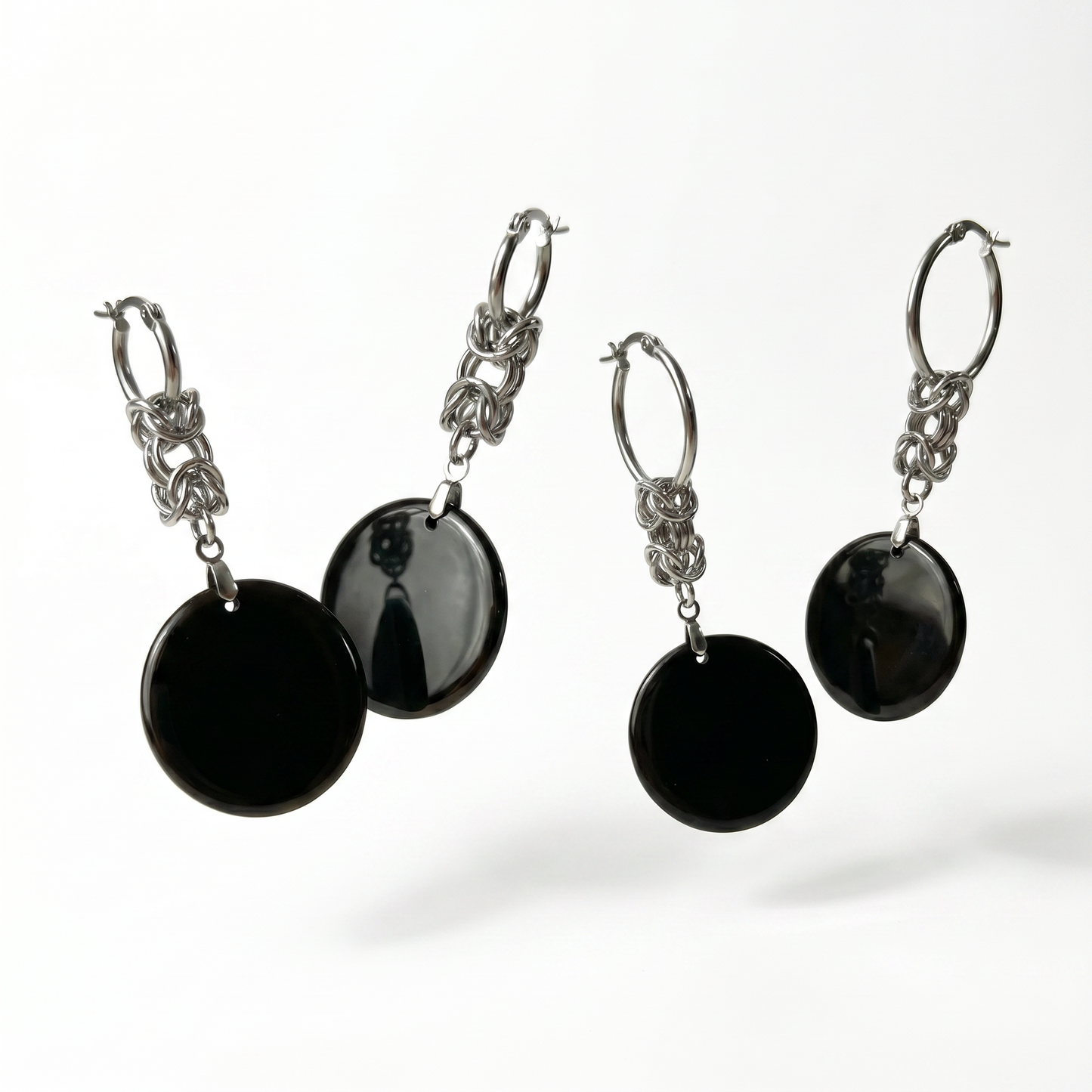 Disques d'obsidienne, cotte de mailles byzantine et boucles d'oreilles créoles, acier inoxydable