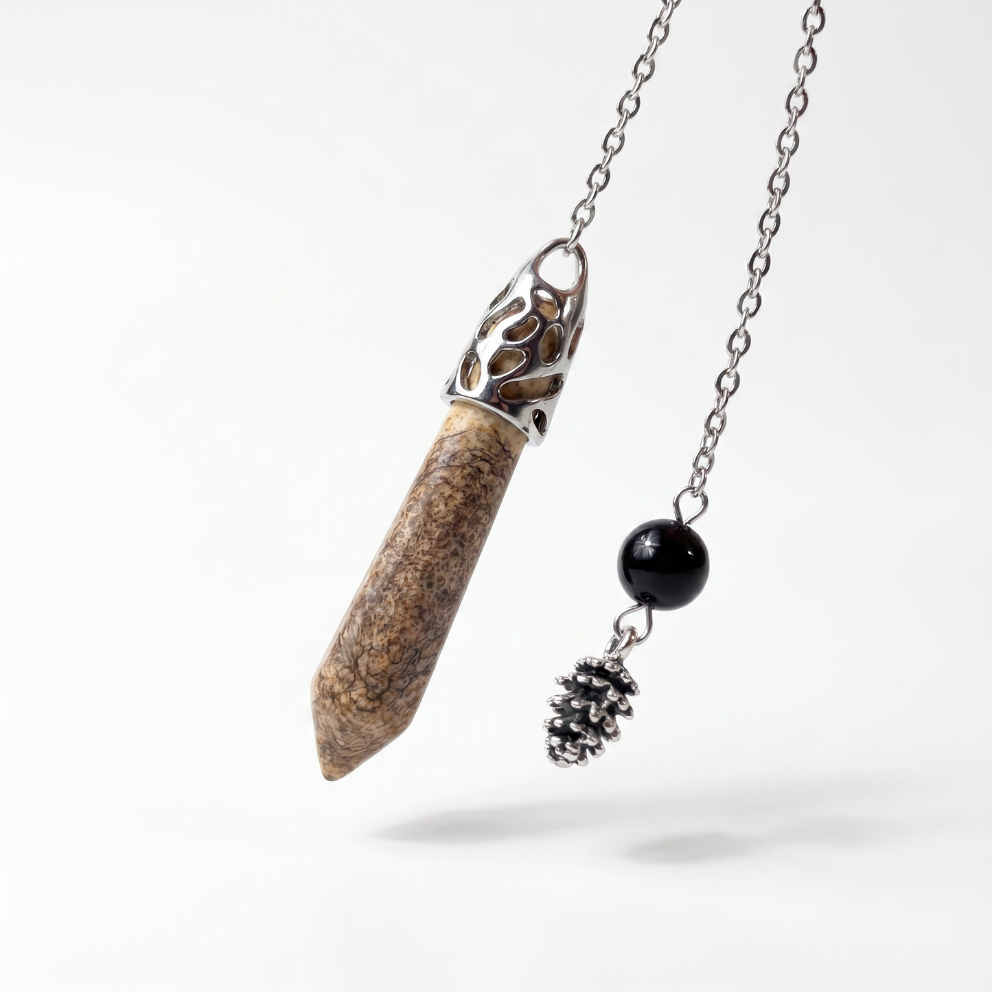 Tableau pendule pomme de pin en jaspe et obsidienne brute