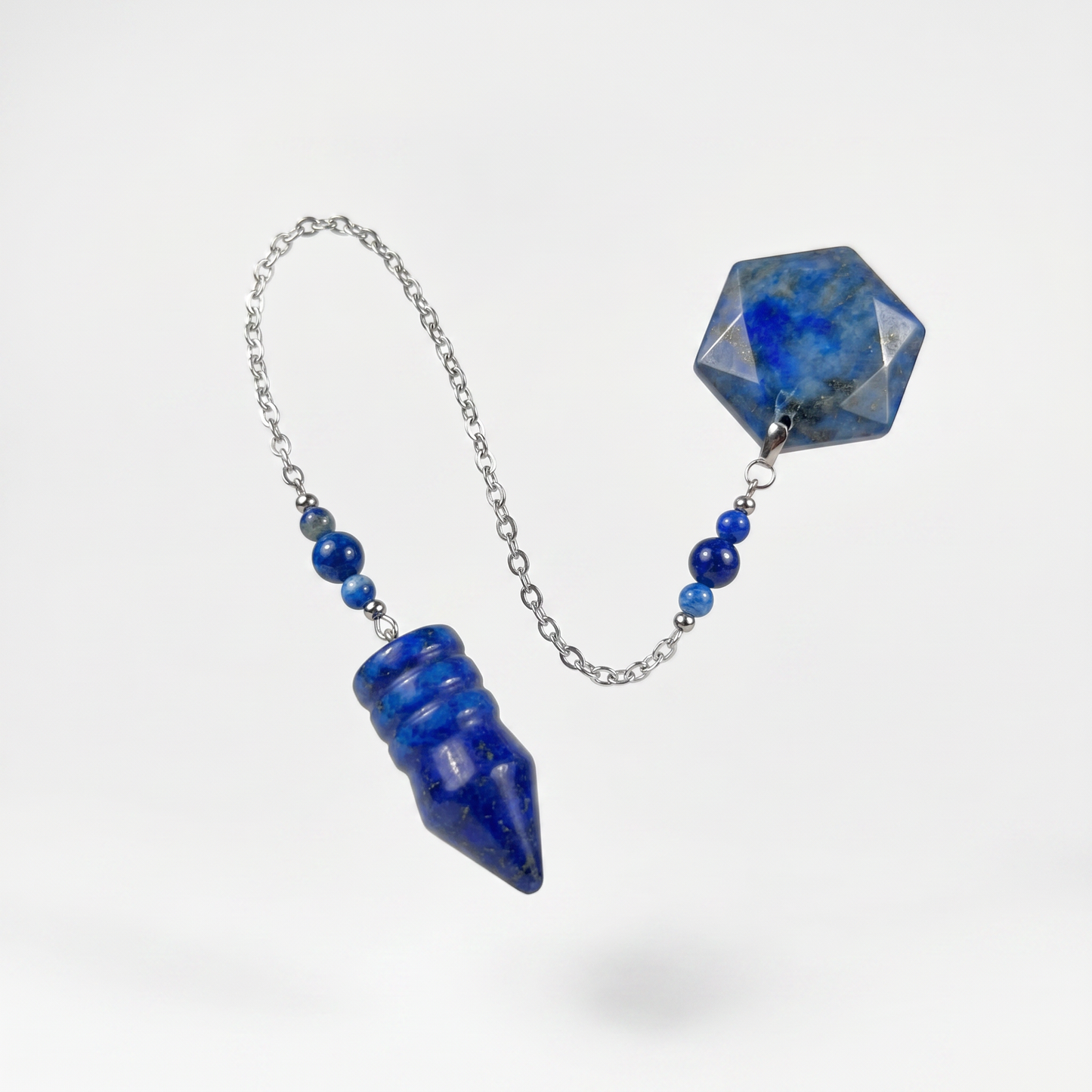 Pendule en lapis-lazuli en forme de balle, avec une gemme hexagonale