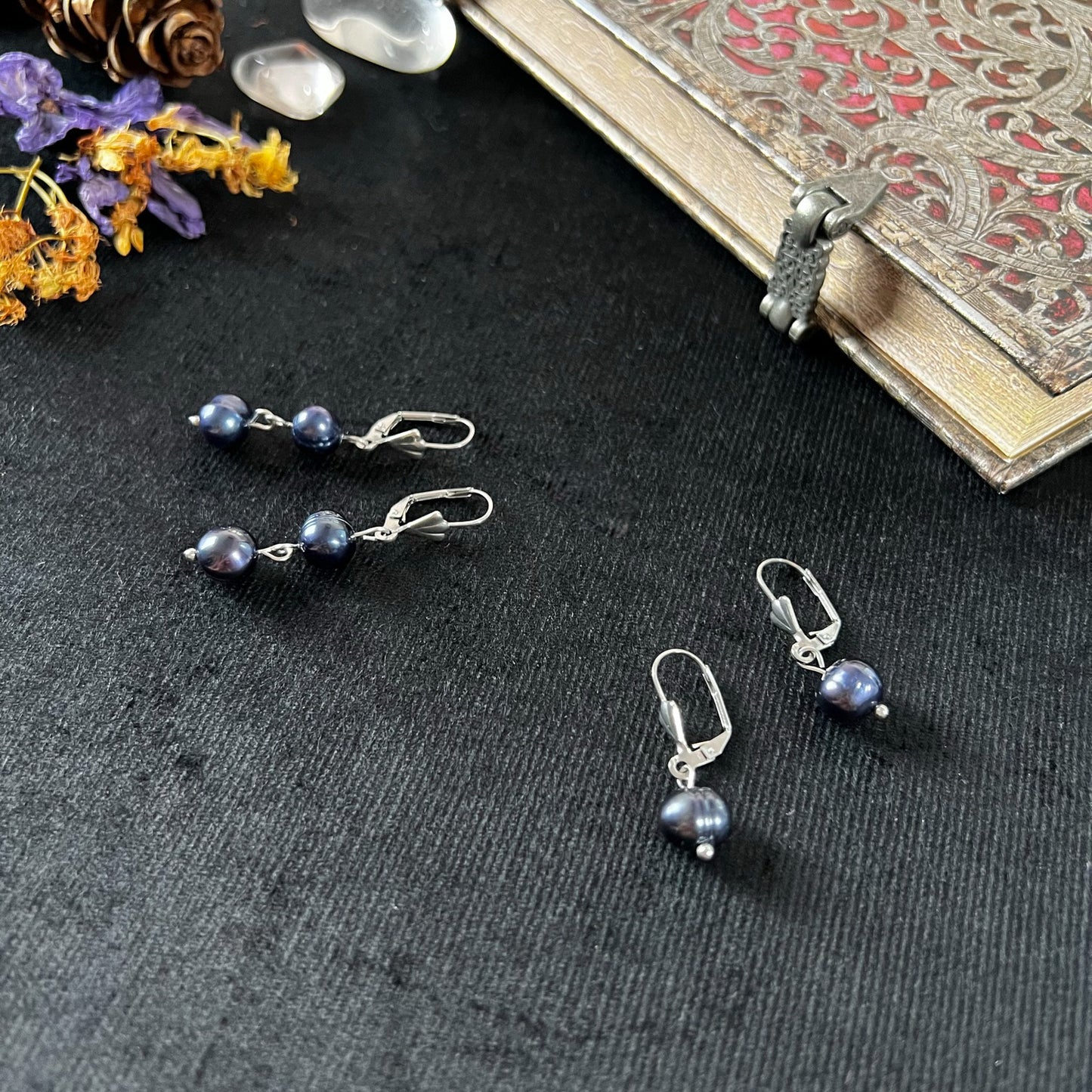 Victorian baroque black pearl earrings in stainless steel Baguette Magick