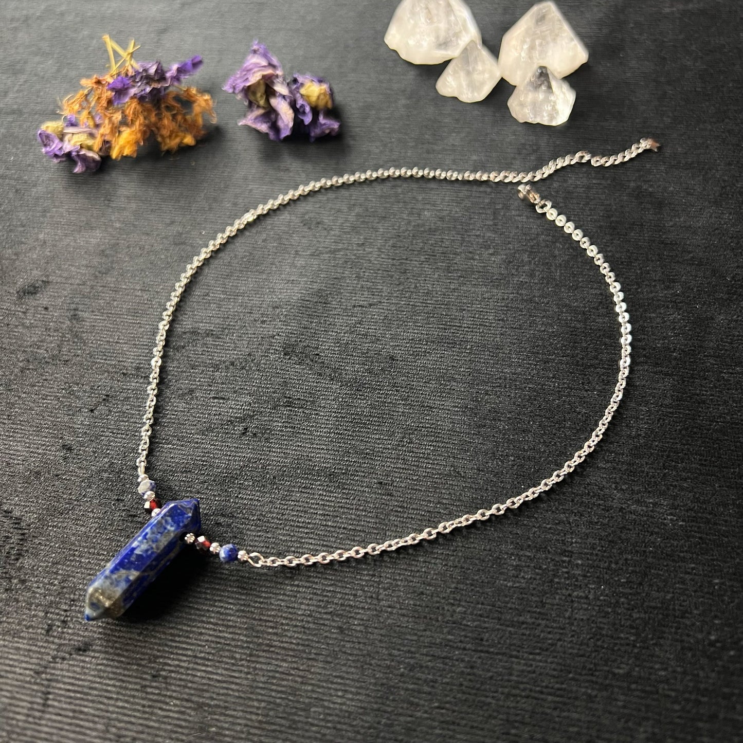 Lapis lazuli, garnet and stainless steel necklace with faceted beads - The French Witch shop